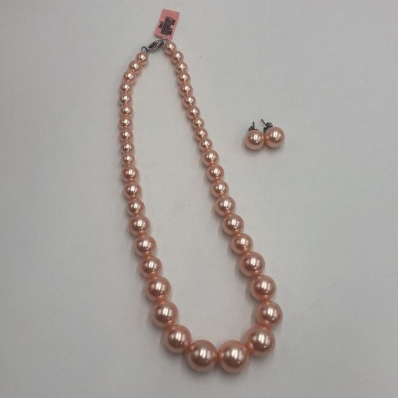 Blush Peachy Pink pearl necklace and stud earring set - Picture 3 of 6